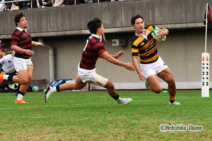 後半20分、慶大の交代出場WTB石垣がトライ