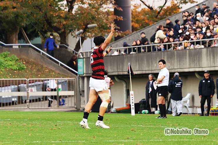 後半11分、交代でピッチを後にする矢崎