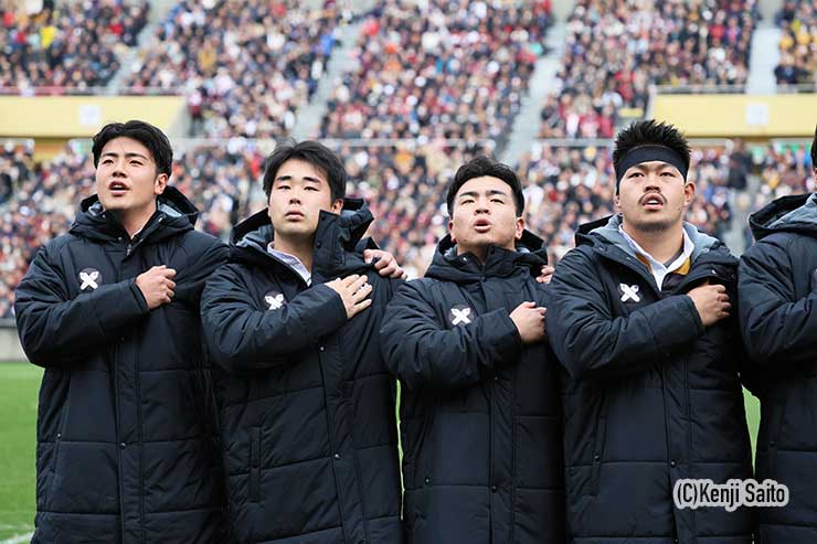 塾歌斉唱する慶應義塾大学