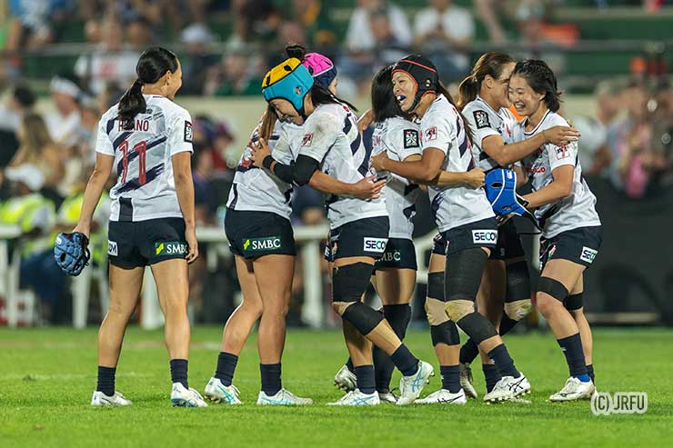 4強入りを決め喜ぶサクラセブンズ