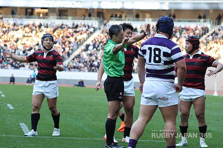 早稲田がラックでボールをキープできずノックオン