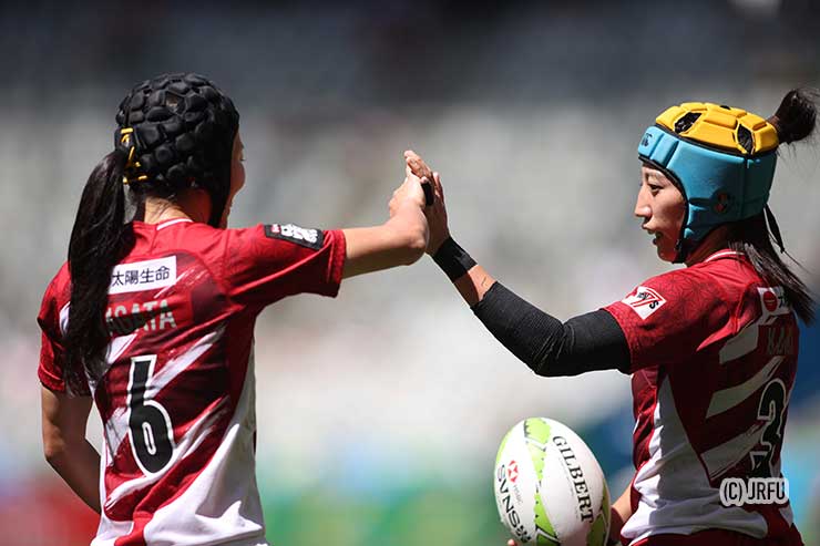 永田花菜と梶木真凜のハイタッチ