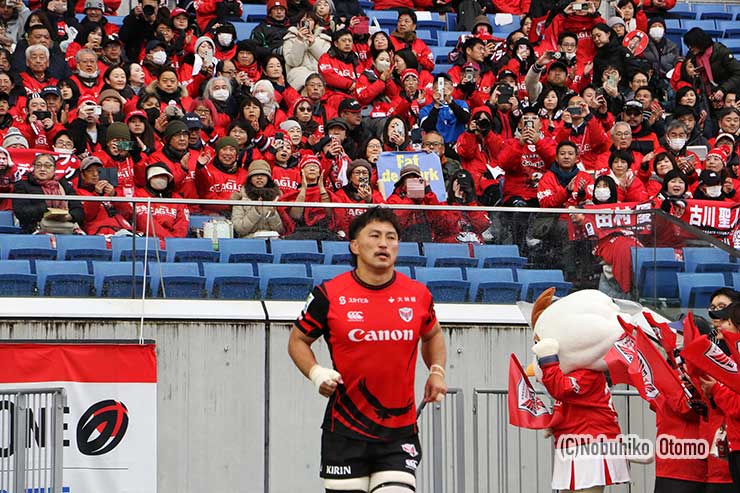 横浜はこの試合で50キャップの古川が単独入場