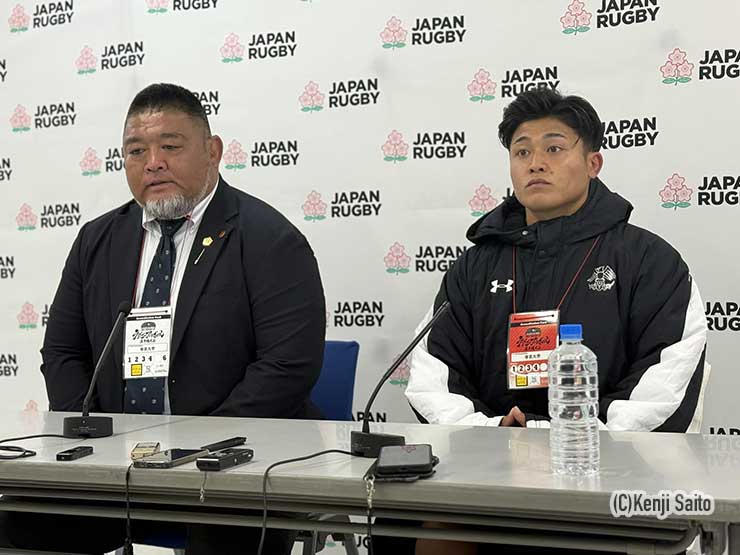 相馬朋和監督(左)、大町佳生主将(右)