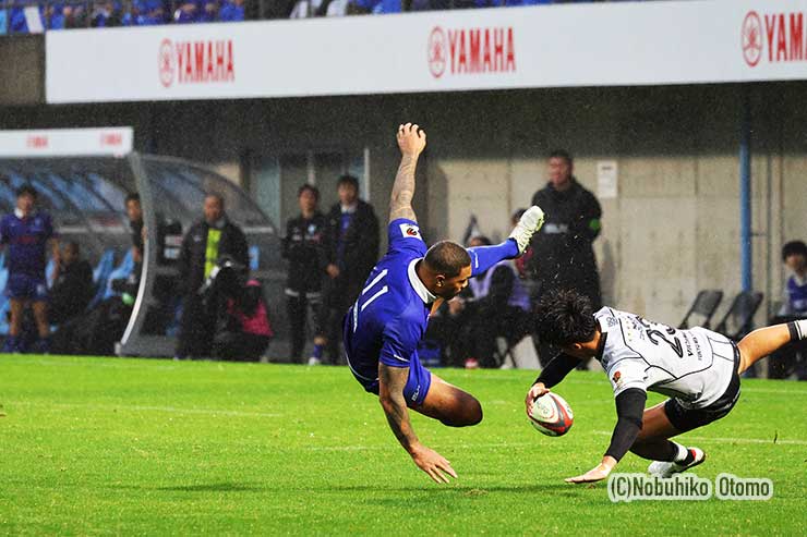 ハイボールを激しく競り合う静岡ツイタマとBL東京の石岡