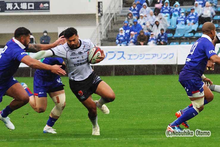 6分、モウンガがピウタウをハンドオフして前進