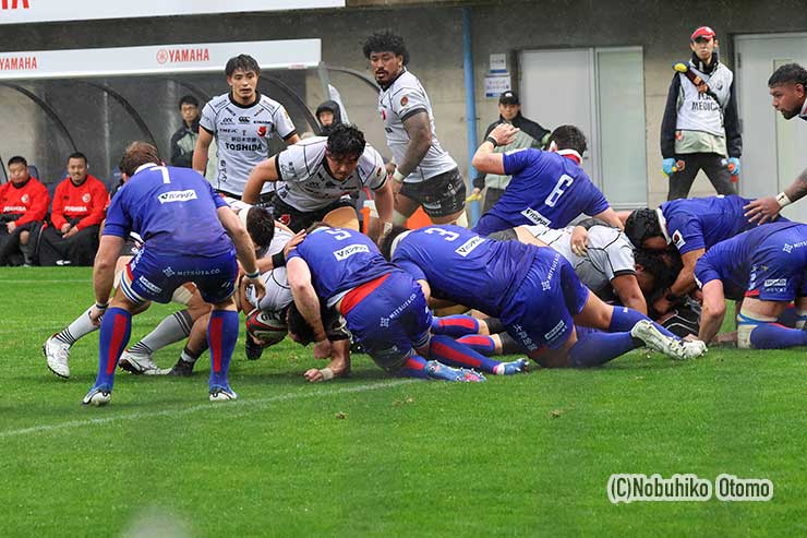 15分、相手ゴール前のラックからルーパスFL佐々木がトライ