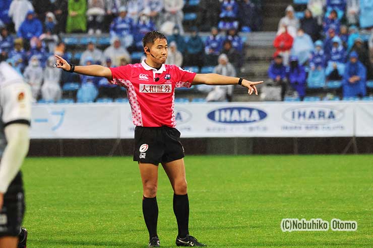 雨の中で激戦をさばいた古瀬健樹レフリー