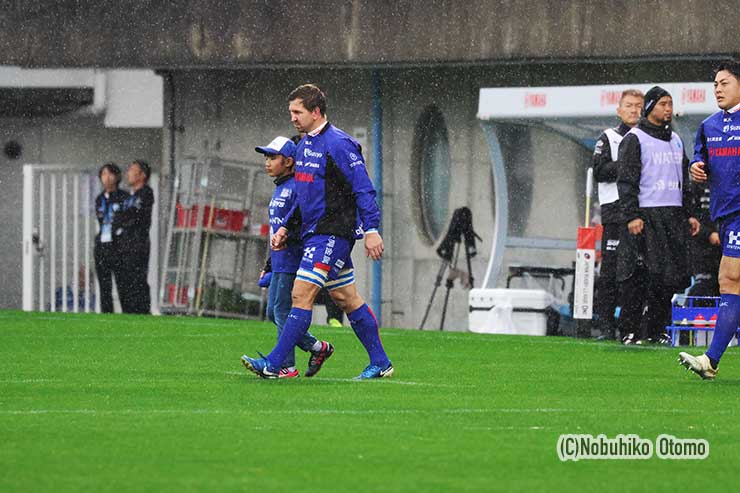 雨の中、両チームのフィフティーンはエスコートキッズとともに入場