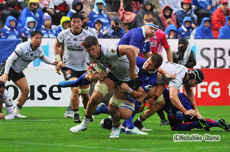 BL東京のLOストーバーグを静岡FLクワッガ・スミス主将が止める