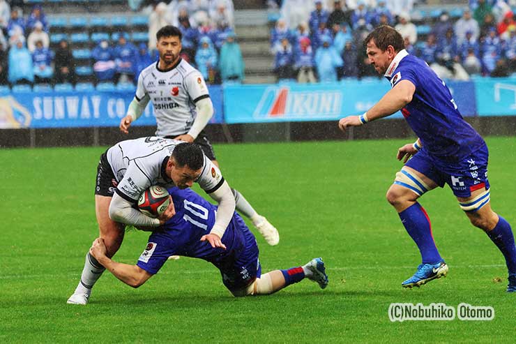 23分、ルーパスCTBトンプソンがゴール前に持ち込むがTMOの末ノートライ