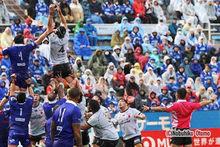 ラインアウトではBL東京が再三静岡ボールを奪った