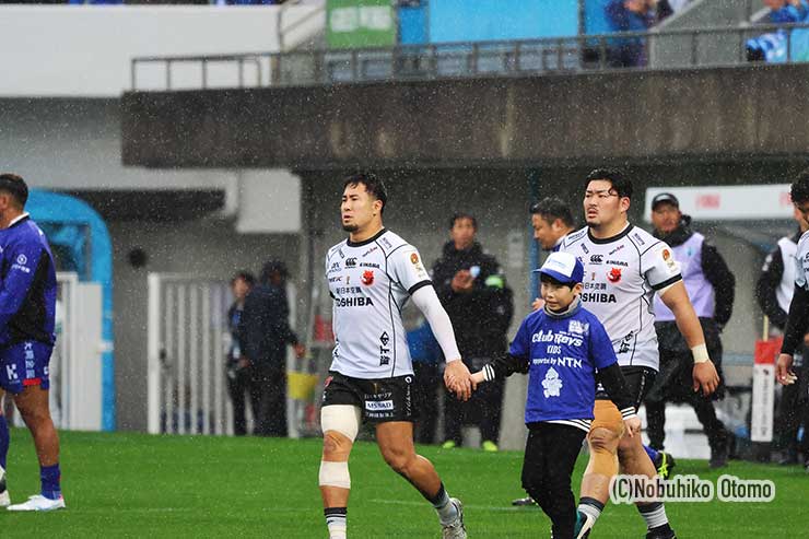 松永拓朗を先頭に入場