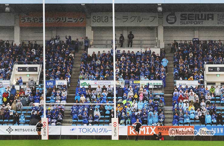 雨の中、11295人の観衆が集結、スタンドは蒼く染まった