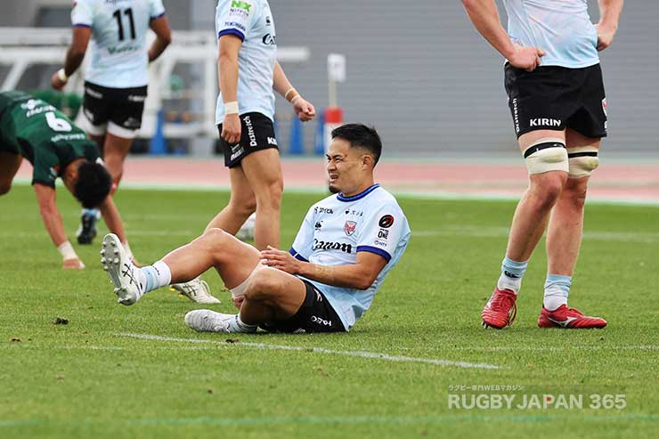 足を痛めた田村優