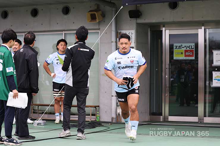 この試合で100キャップの庭井祐輔が入場