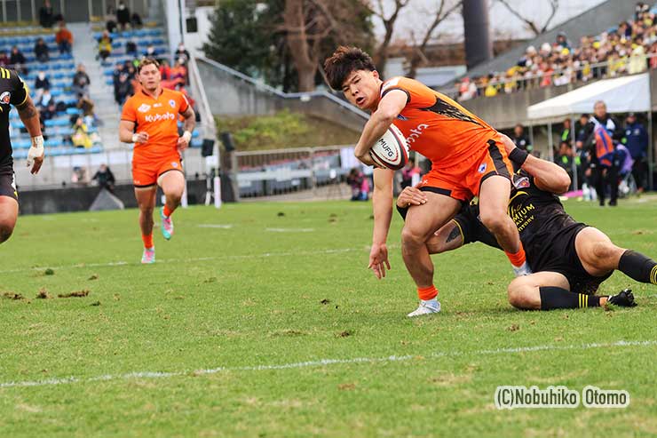 タックルされながら前に出る木田晴斗