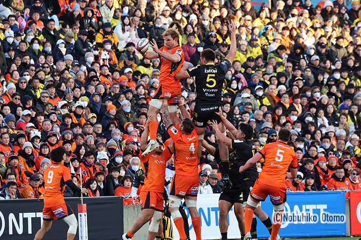 ラインアウトを捕るスピアーズのタイラー