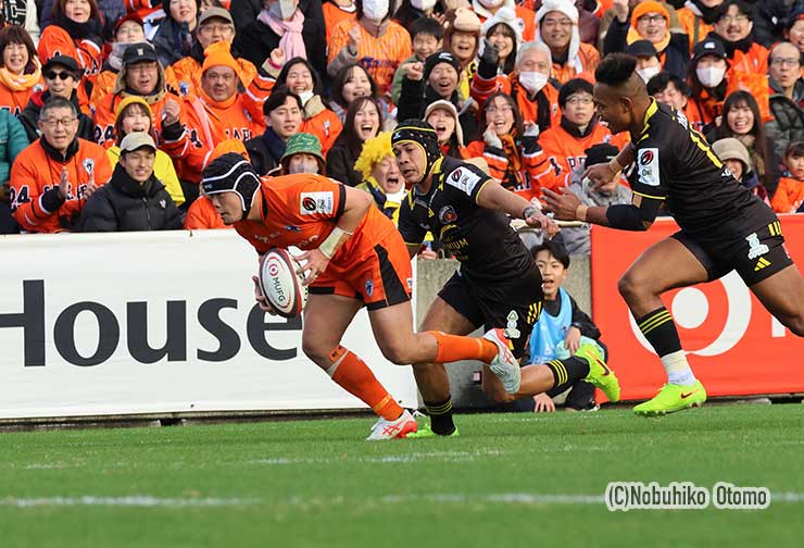 コルビと松島を振り切って前に出る根塚