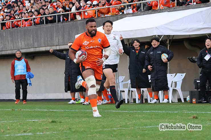 マキシが足の痛みをこらえて走りトライ