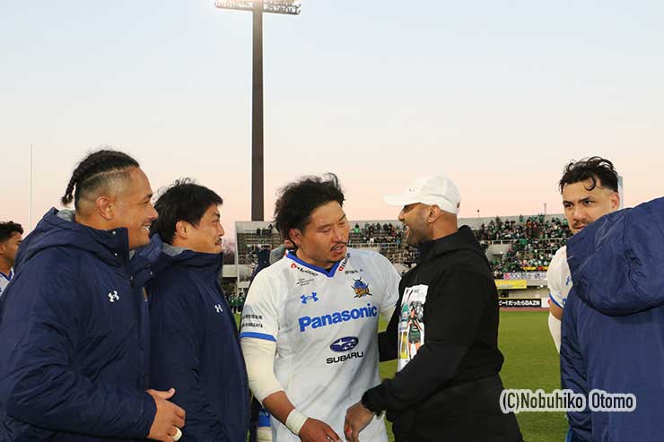 相模原に加入したセミシ・マシレワと再会を喜ぶ稲垣