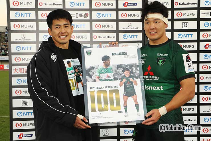 前主将の岩村から記念のボード贈呈