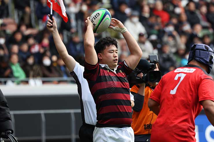 57分ラインアウトをスローする清水健伸