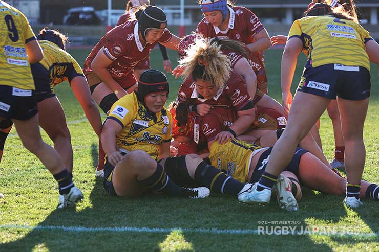 ゴールに迫るフェニックスFW陣