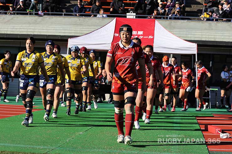 佐藤優奈と永岡萌、両キャプテンを先頭に入場