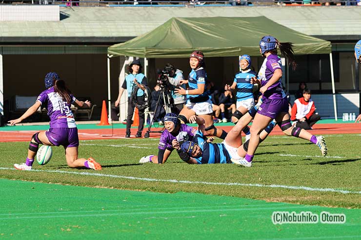 後半41分、日体大⑮杉本がゴールに迫るがアルテミ⑨津久井のタックルで落球