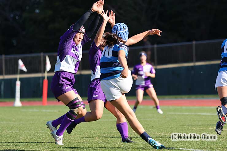 日体大⑩谷山のキックにプレッシャーをかけるアルテミ④櫻井