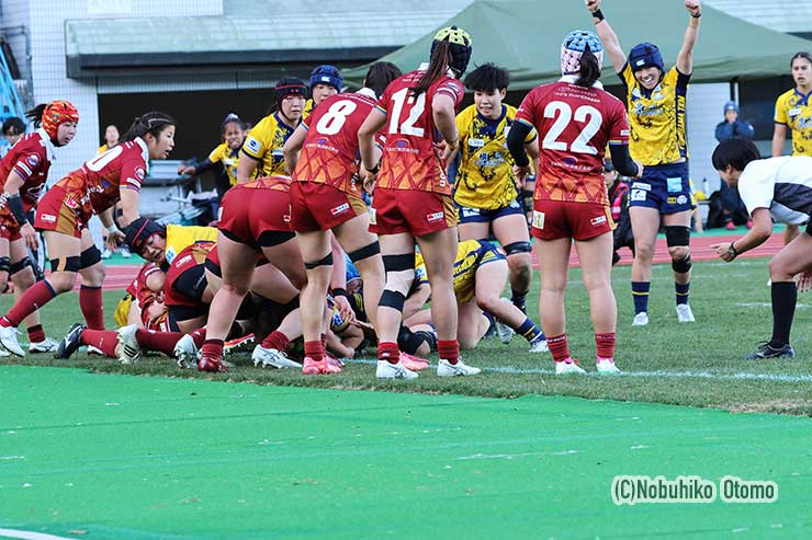 後半32分、モールを押し込み⑥永岡萌主将がトライ