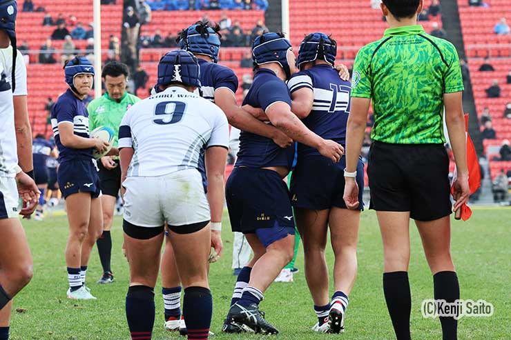 木俣に支えられながらセンターサークルへ戻る善瑛人