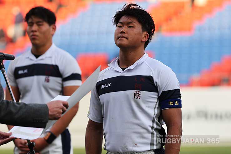 気持ちを押し殺して気丈に振る舞う手崎主将