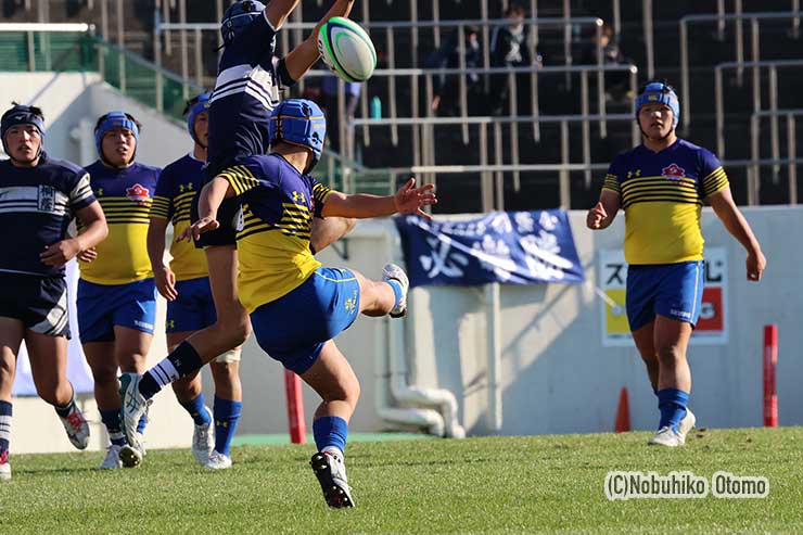 後半6分WTB鈴木豪が岡元聡志のキックをチャージ