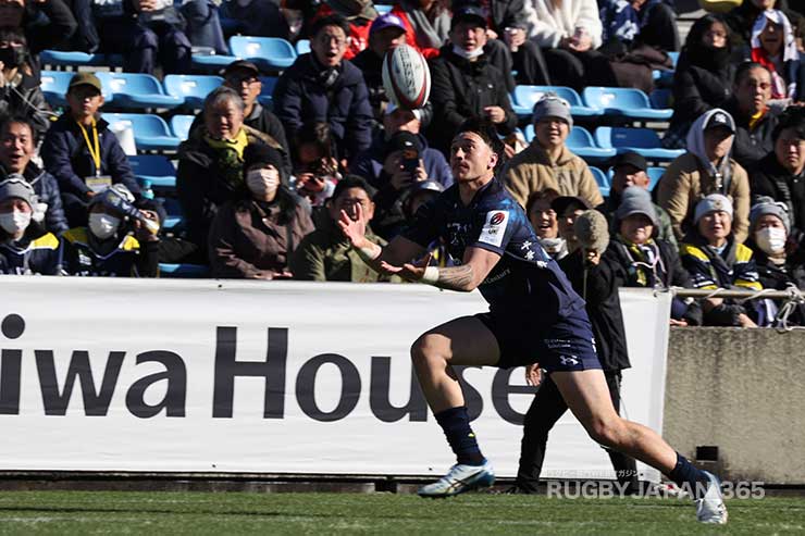 キックパスをキャッチするタナ・トゥハカライナ