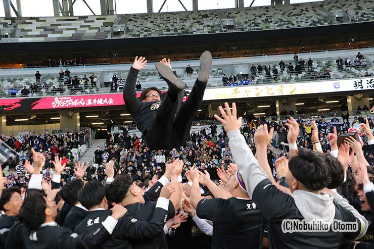 神鳥裕之監督の胴上げ