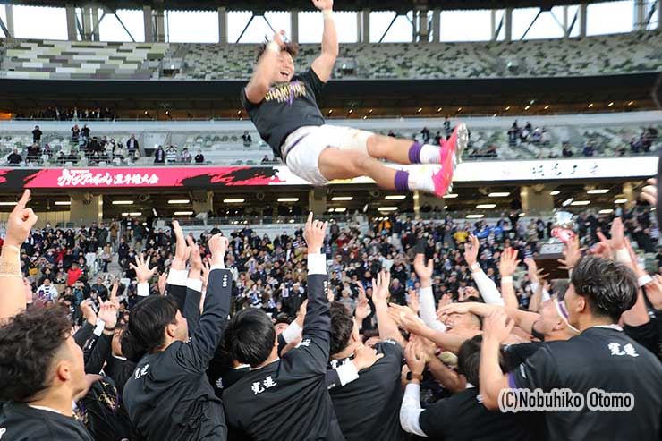 平翔大キャプテンの胴上げ