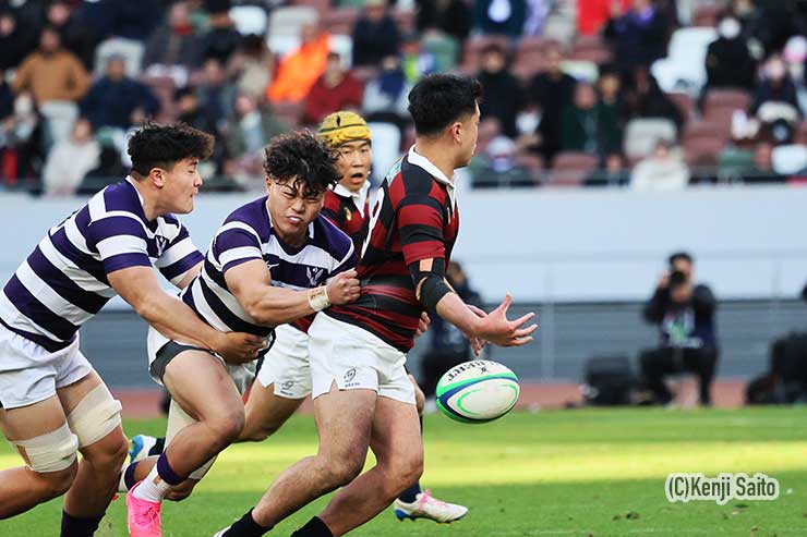 福島秀法がオフロードパスをしようとするも阻まれる