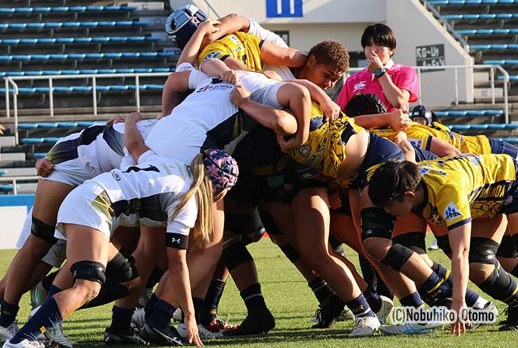 スクラムでは日経大も奮闘した