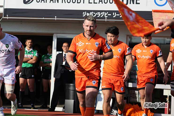 フォーリーを先頭に入場