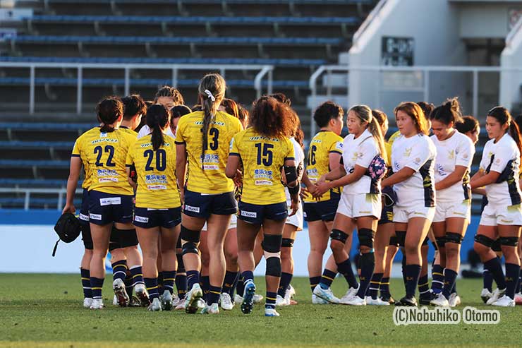 TKMが64-19で勝利。戦い終え健闘を称えあう