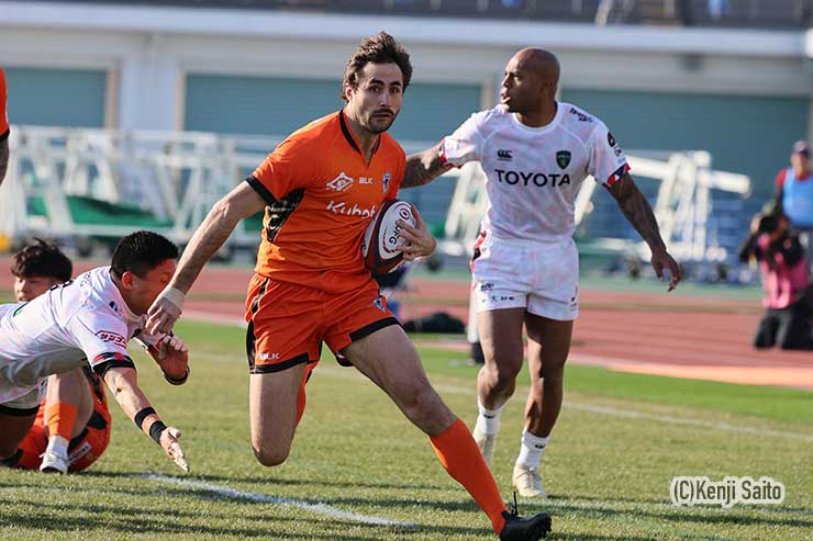 ヴェルブリッツがキックオフボールの処理をミス。こぼれ球を獲得したリカス・プレトリアスがゲイン