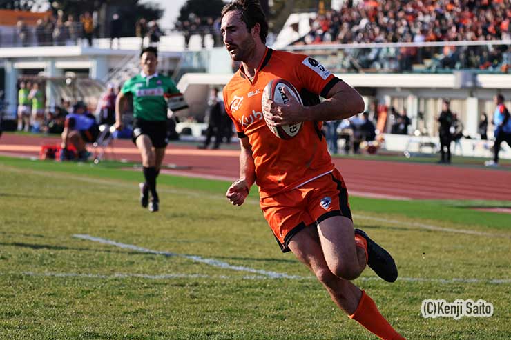 自らのキックチャージからトライを決めたプレトリアス