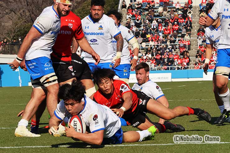76分、埼玉HO佐藤健次が右ゴール前ラインアウトからタックルを次々とかわしてトライ