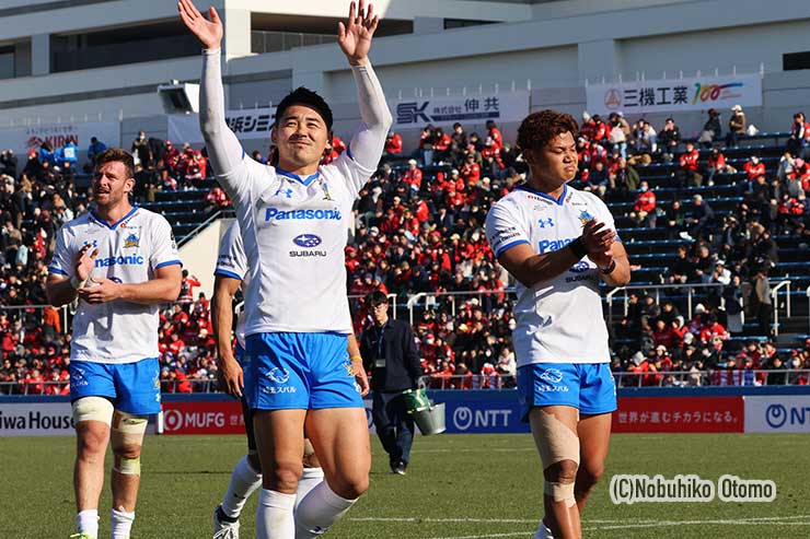 試合を終え、観客に手を振る竹山ら埼玉の選手たち