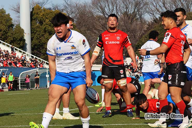 トライを決めた佐藤の雄叫び