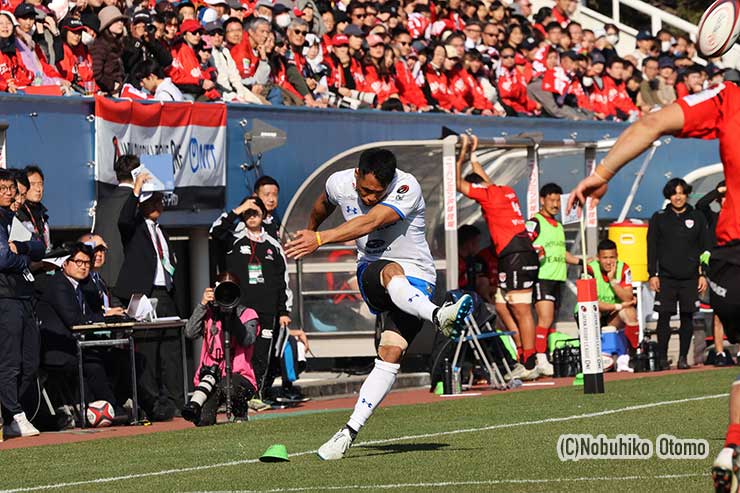 山沢拓也が右隅の難しいコンバージョンを成功