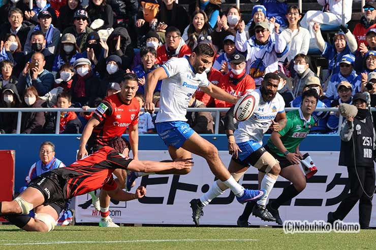 72分、埼玉CTBデアレンデが相手LO久保のアンクルタップをかわしてトライ