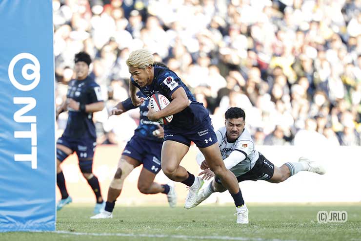 リッチー・モウンガをふりきってトライ